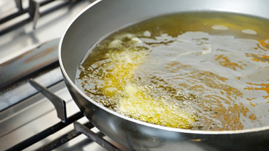 Přes tisíc litrů oleje neskončilo v kuchyňských dřezech