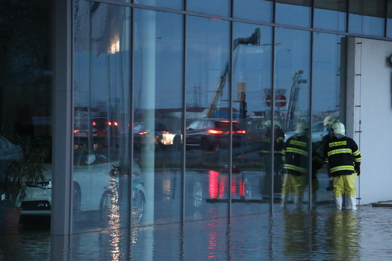 VIDEO+FOTO: V Olomouci řádila voda z polí, pod vodou skončil autosalon v Holici