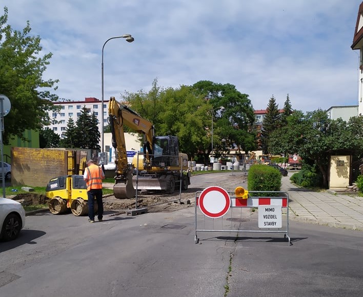 Pozor na omezení v Kozlovské ulici. Začala plánovaná výměna kanalizačního potrubí