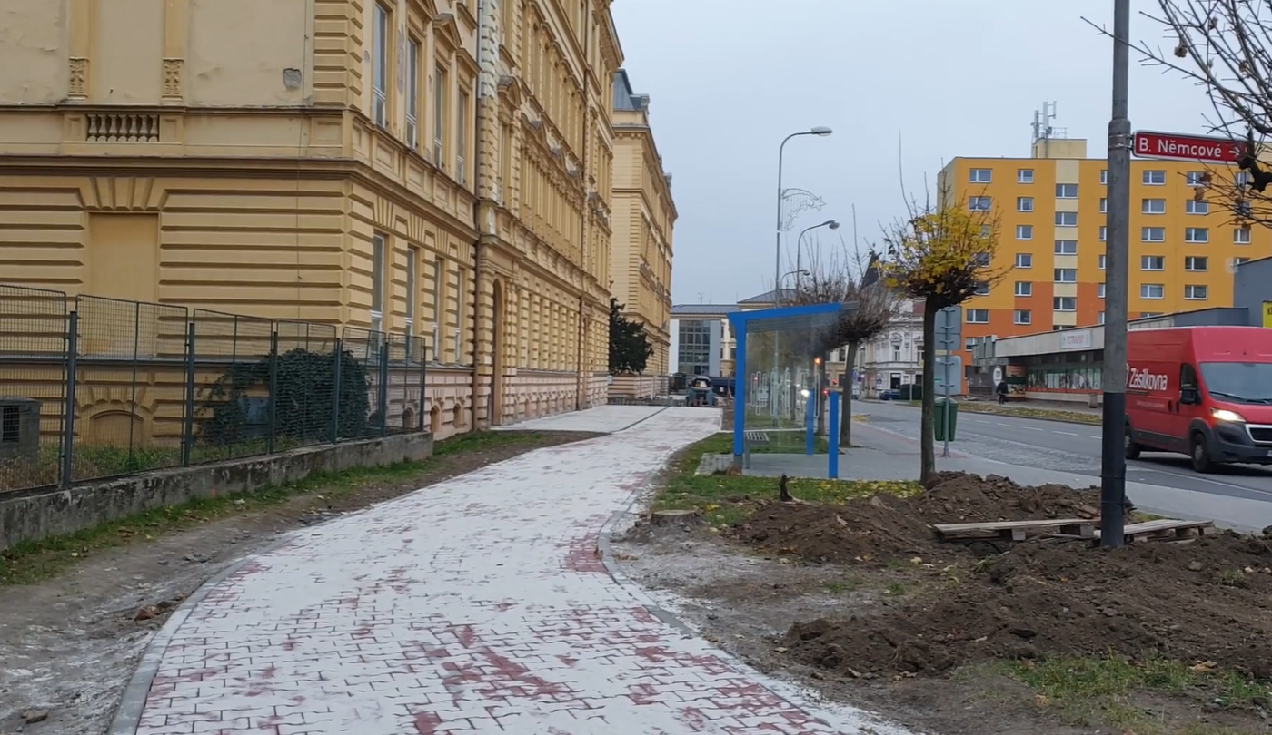 Na Palackého ulici se staví nová cyklostezka, propojí místní část Předmostí s Přerovem